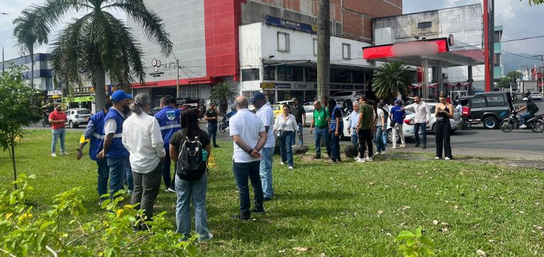 Comunidad de la Comuna 3 protestan contra el traslado de árboles por obras de la Feria de Cali