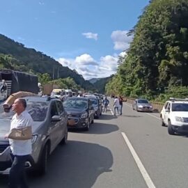 Continúa bloqueo en vía Buga - Buenaventura de comunidades; piden presencia del Gobierno 