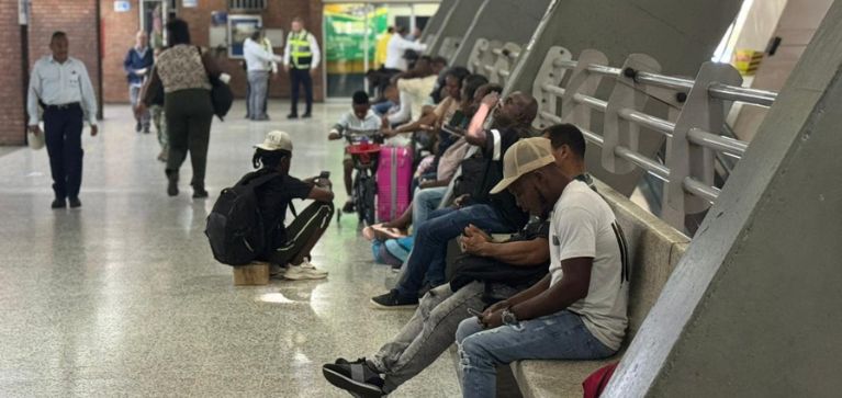 Más de 1.000 pasajeros varados en Cali por bloqueo en la vía hacia Buenaventura