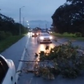 Atención: Se registra un bloqueo en vía que del Cauca que conduce al Valle; esto es lo que se sabe