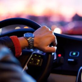 Conductores y motociclistas podrán usar el celular sin ser multados bajo nueva condición