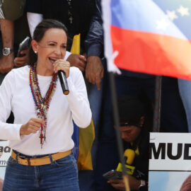 Hija de María Corina Machado recibe en Oslo el Premio Nobel de la Paz en su nombre