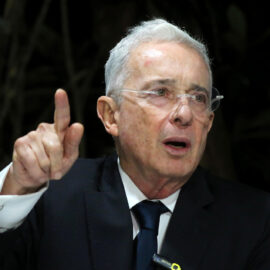 Gremio de jueces de Colombia rechaza las críticas de Petro al fallo absolutorio de Uribe