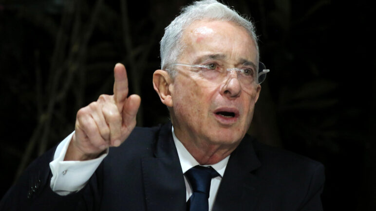 Gremio de jueces de Colombia rechaza las críticas de Petro al fallo absolutorio de Uribe