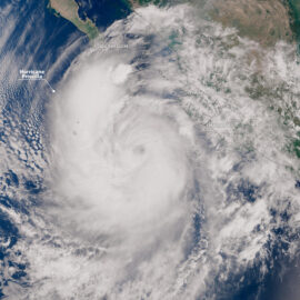 Huracán Priscilla amenaza con lluvias intensas y fuerte oleaje en Baja California Sur