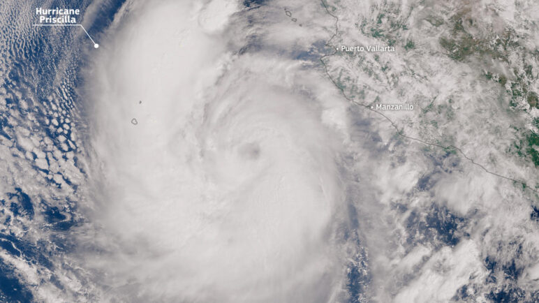 Huracán Priscilla amenaza con lluvias intensas y fuerte oleaje en Baja California Sur
