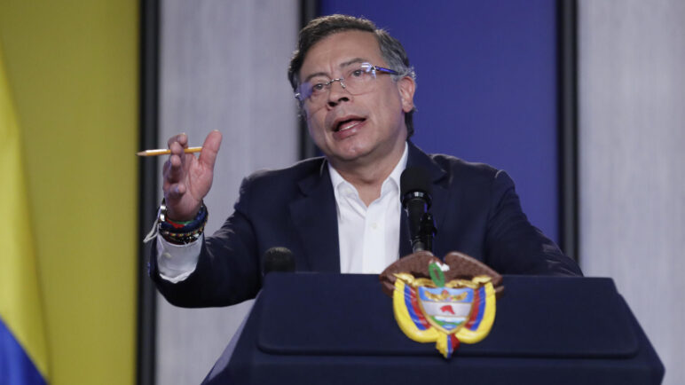 Niegan combustible a avión de presidente Petro en aeropuerto de Madrid por 'Lista Clinton'