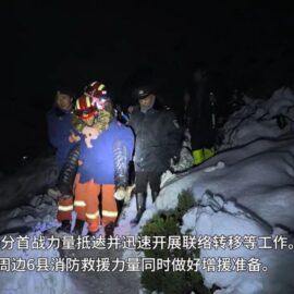 Rescatan al menos 900 personas atrapadas por una tormenta de nieve cerca del Everest