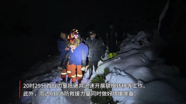 Rescatan al menos 900 personas atrapadas por una tormenta de nieve cerca del Everest