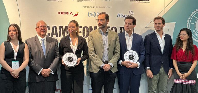 UAO otorga la beca Embajadora de Excelencia a Sara Macías por su triunfo mundial en oratoria