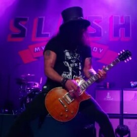¿'Slash' visitando un cine en Bogotá? Se revela qué película vio el icónico guitarrista