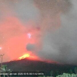 El volcán Lewotobi entra en erupción y eleva la alerta máxima en Indonesia