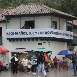 Rostros de víctimas de Palacio de Justicia de Colombia llenan su fachada en 40 aniversario