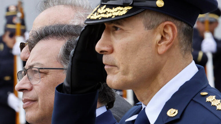 FAC mantiene bombardeos pese a polémica por muerte de menores reclutados