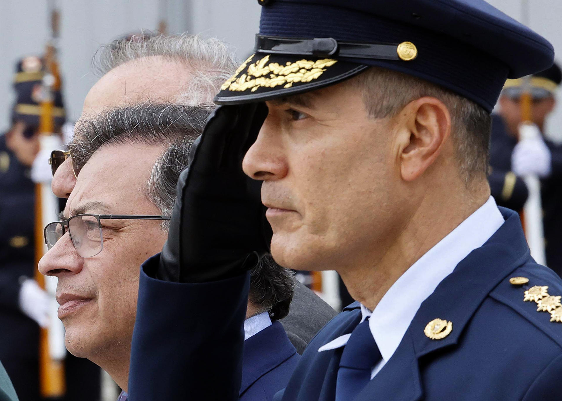 Bombardeos y menores reclutados: el debate que divide a Colombia