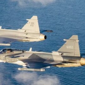 Bombardeos y menores reclutados: el debate que divide a Colombia