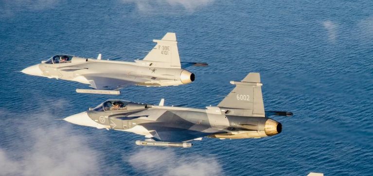 Bombardeos y menores reclutados: el debate que divide a Colombia