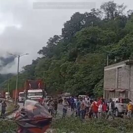 Campesinos bloquean la vía a Buenaventura por incumplimientos del Gobierno: exigen presencia de la ANT