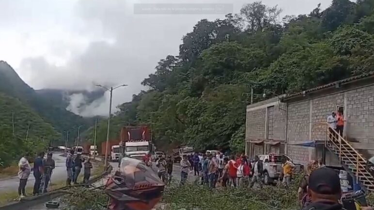 Campesinos bloquean la vía a Buenaventura por incumplimientos del Gobierno: exigen presencia de la ANT