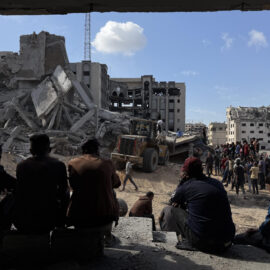 Siguen los ataques en Gaza: 240 palestinos asesinados tras el inicio del cese al fuego