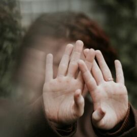 ¿Qué es el apego evitativo? Así impacta a las relaciones interpersonales