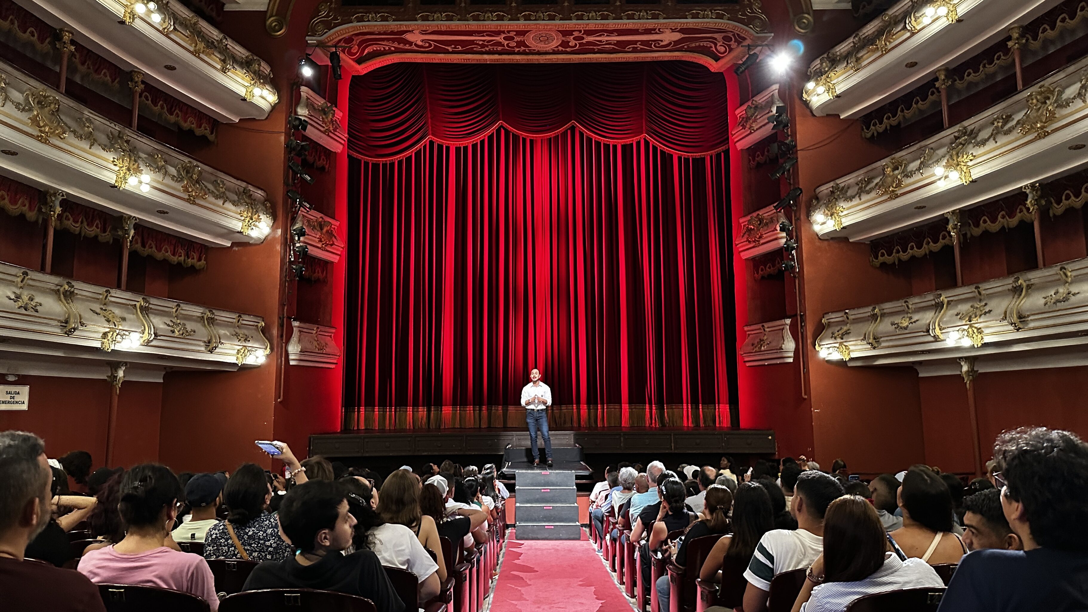 Don Eric repasa su camino musical y presenta ‘Definitivamente’, su más reciente éxito
