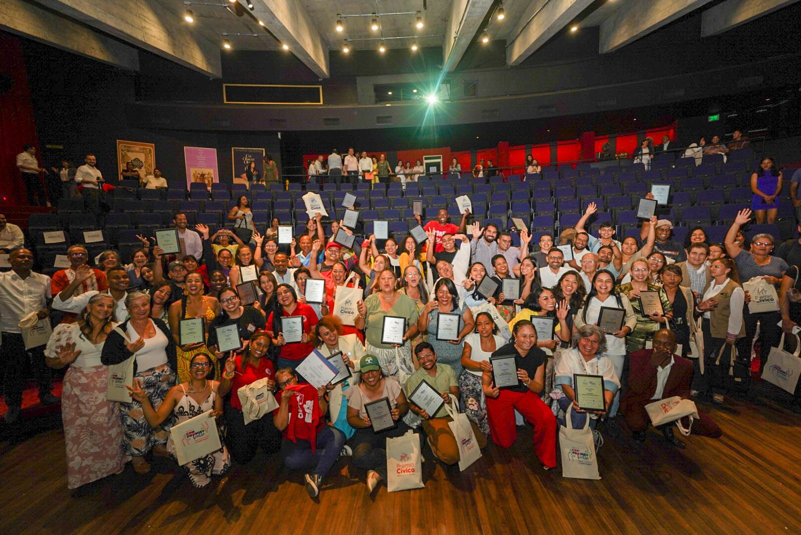 Premio Cívico reconoce a 60 líderes sociales del Valle del Cauca por su impacto comunitario