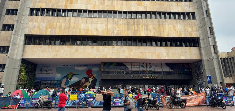 ¿Funcionarán servicios de la Gobernación tras bloqueo que se registra en la sede?