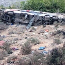 Al menos 37 personas fallecidas tras la caída de autobús a un abismo en Perú