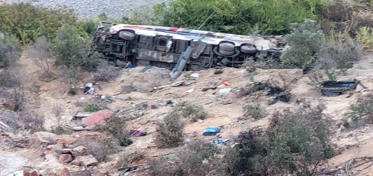 Al menos 37 personas fallecidas tras la caída de autobús a un abismo en Perú