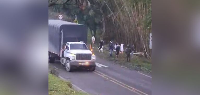 Campesinos bloquean la vía a Buenaventura por incumplimientos del Gobierno: exigen presencia de la ANT