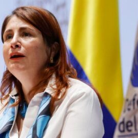 Petro mantiene bombardeos, pese alerta por muerte de menores en operaciones