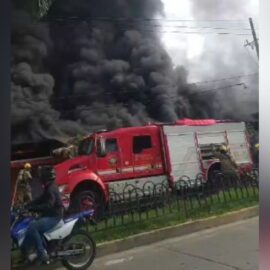 ¡Atención! Se registra grave incendio estructural en la glorieta de Siloé