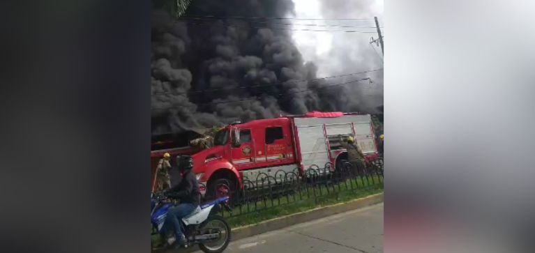 Bomberos controlan incendio estructural en Siloé; se conocieron detalles