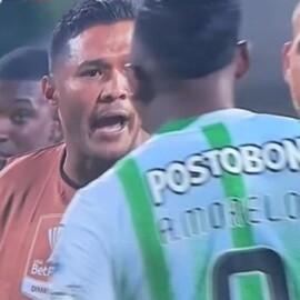 Tensión en Nacional vs. Junior: Así fue el cruce entre Alfredo Morelos y Teófilo Gutiérrez