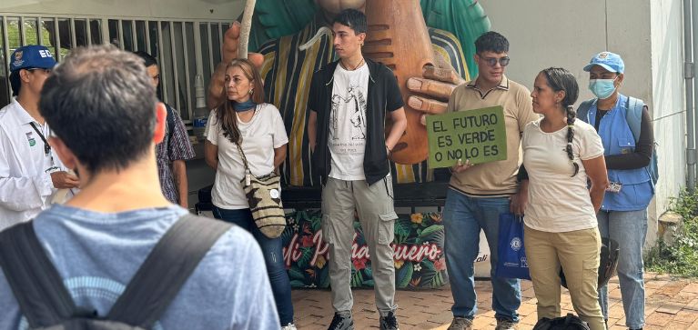 Comunidad de la Comuna 3 protestan contra el traslado de árboles por obras de la Feria de Cali