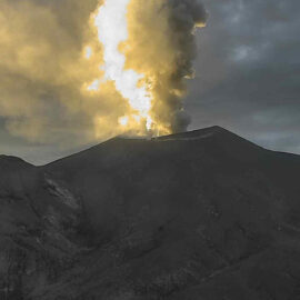 Autoridades confirman nuevas emisiones de ceniza del volcán Puracé y piden no acercarse al cráter