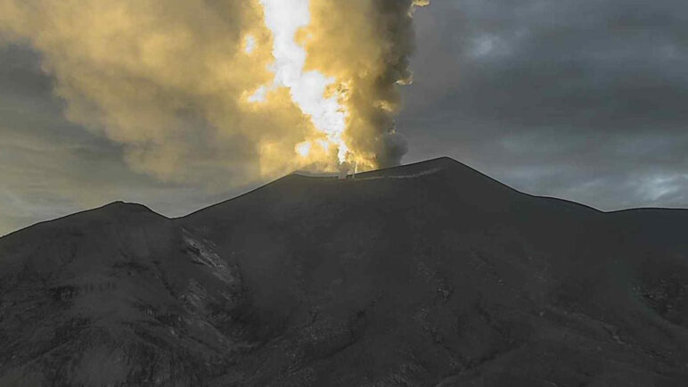El volcán Puracé emite una columna de ceniza superior a 500 metros