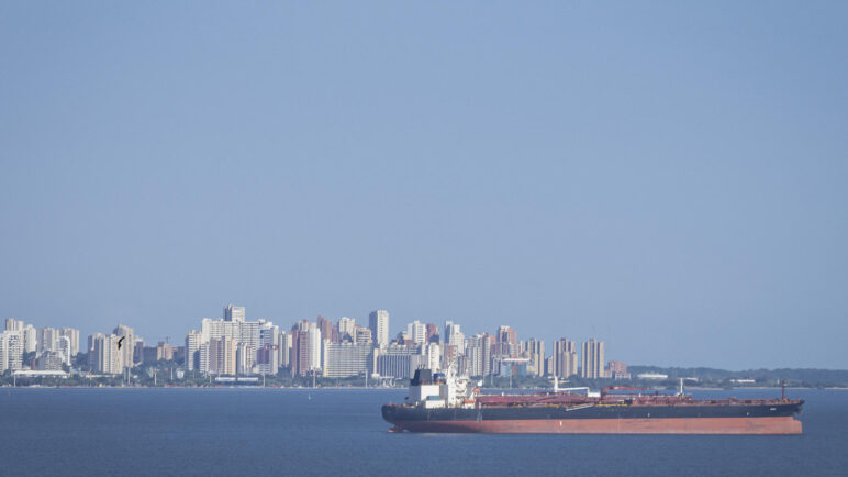 China acusa a EE. UU. de "violar el derecho internacional" por la incautación de petroleros