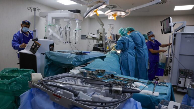 Primera cirugía robótica del mundo para extraer un tumor agresivo, ¿cómo se llevó acabo?