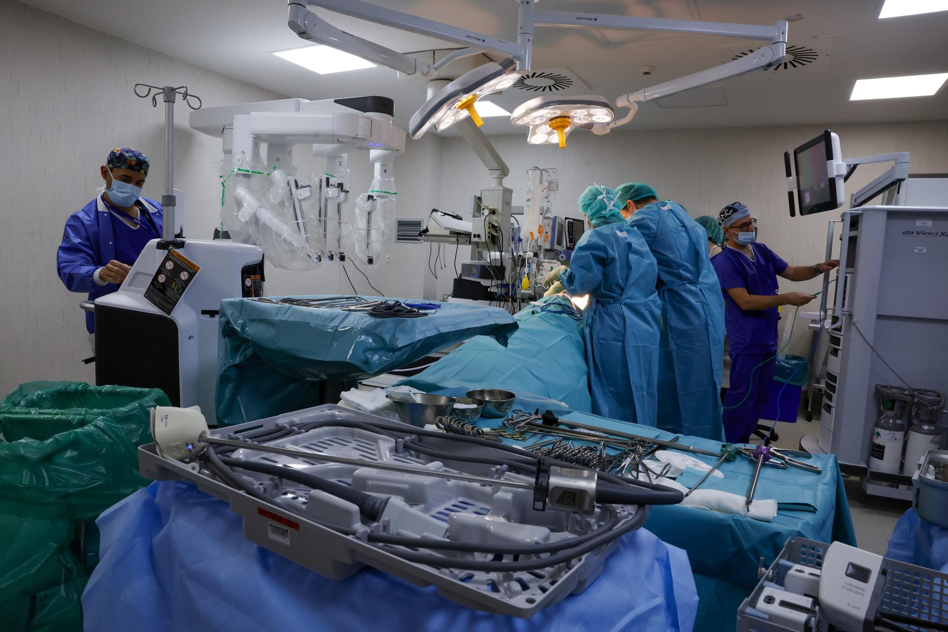 Primera cirugía robótica del mundo para extraer un tumor agresivo, ¿cómo se llevó acabo?