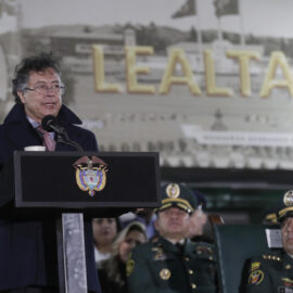 Petro alerta que ataques con drones dejaron 58 uniformados fallecidos en Colombia este 2025