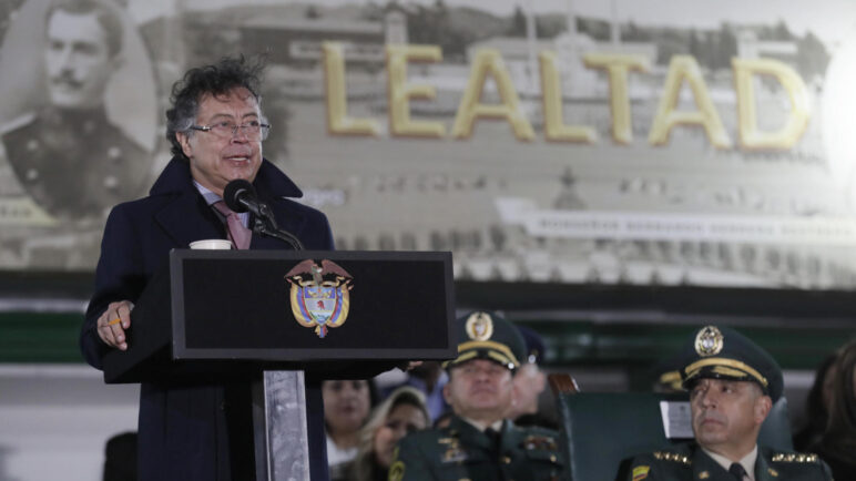 Petro alerta que ataques con drones dejaron 58 uniformados fallecidos en Colombia este 2025