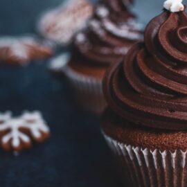 Cupcakes de chocolate: te traemos el paso a paso de esta receta para una Navidad perfecta