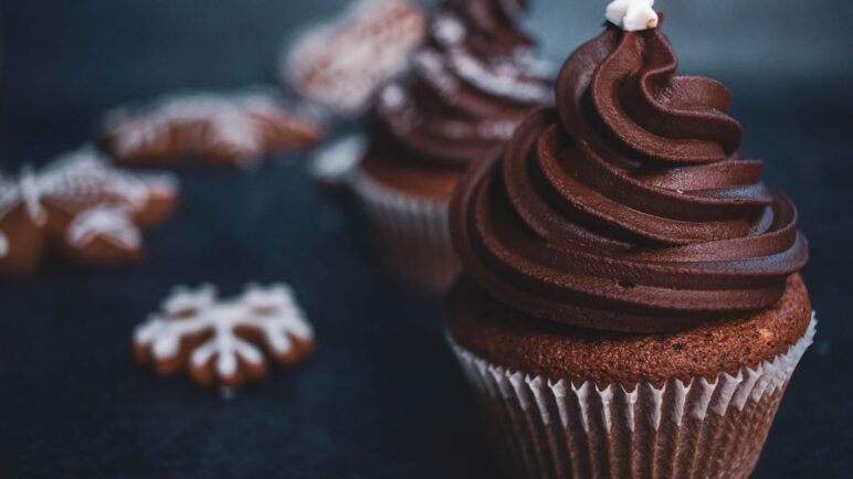 Cupcakes de chocolate: te traemos el paso a paso de esta receta para una Navidad perfecta
