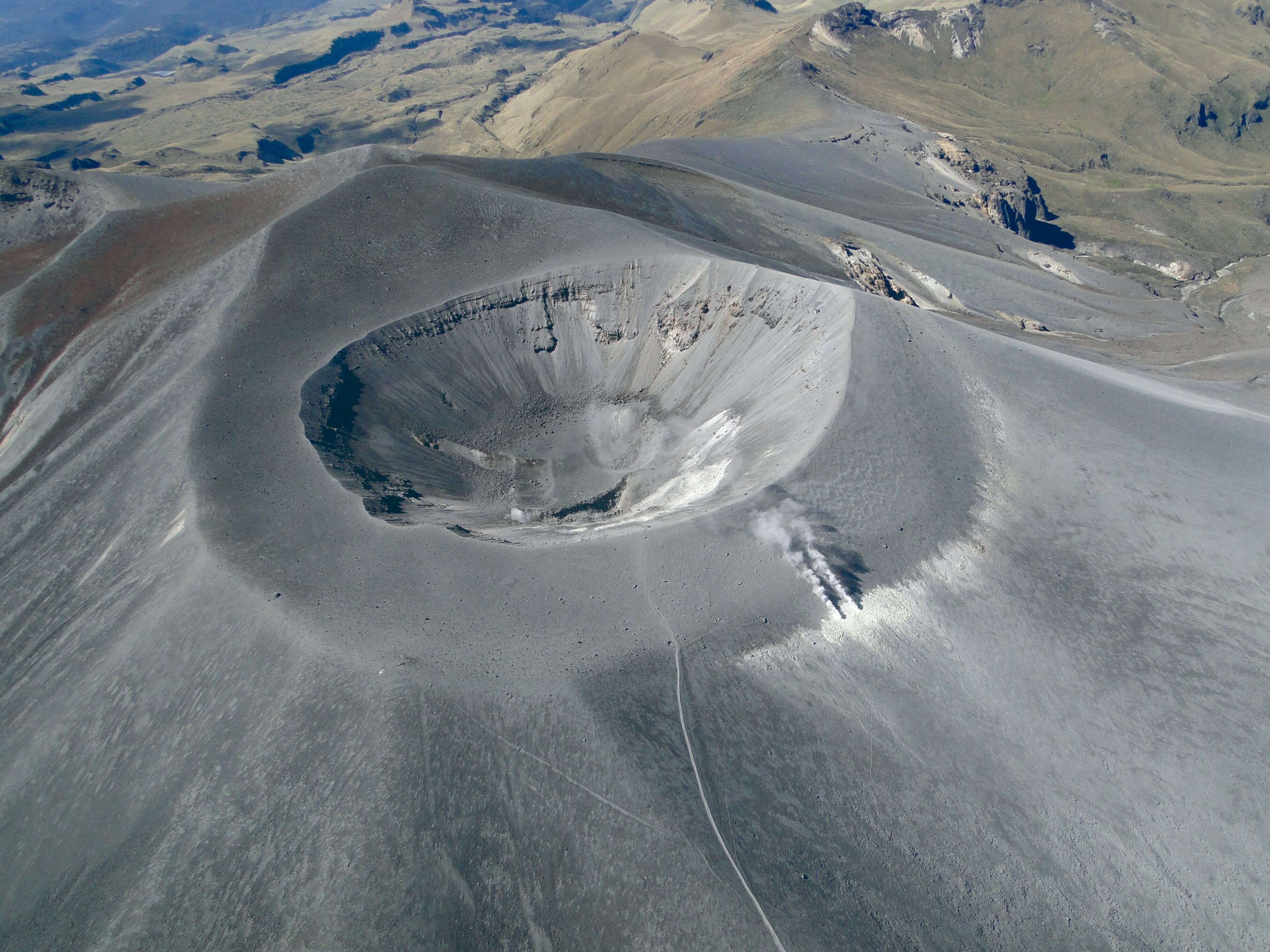 El volcán Puracé emite una columna de ceniza superior a 500 metros