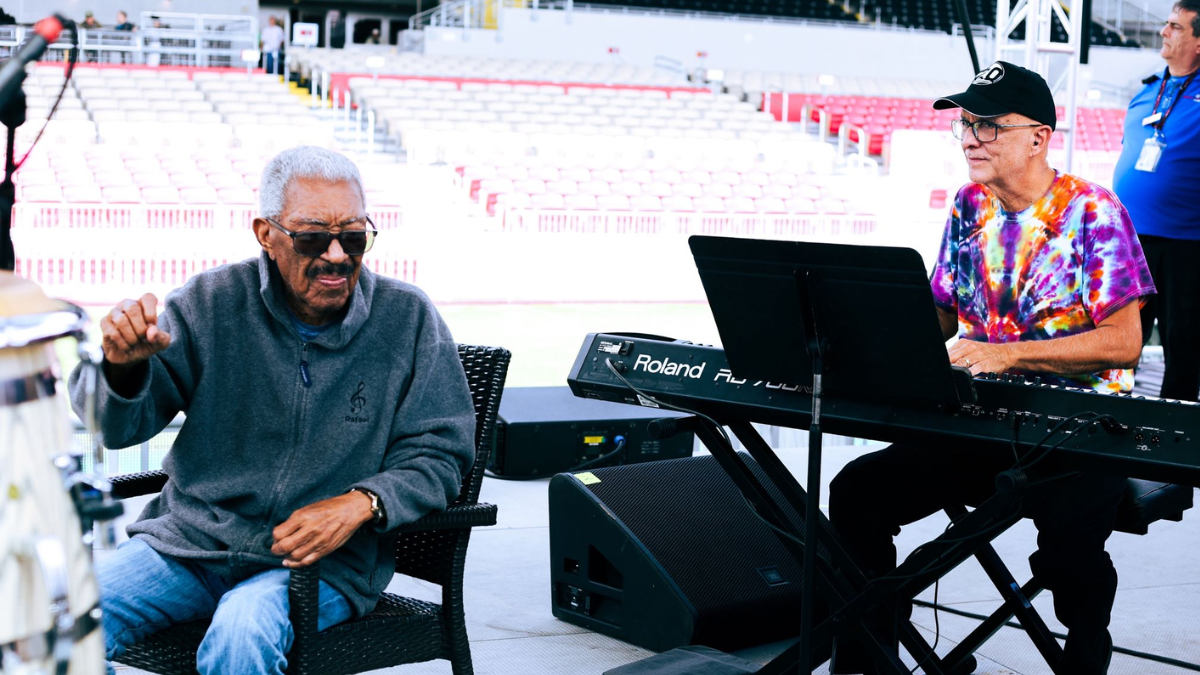 Rafael Ithier dirigiendo El Gran Combo de Puerto Rico