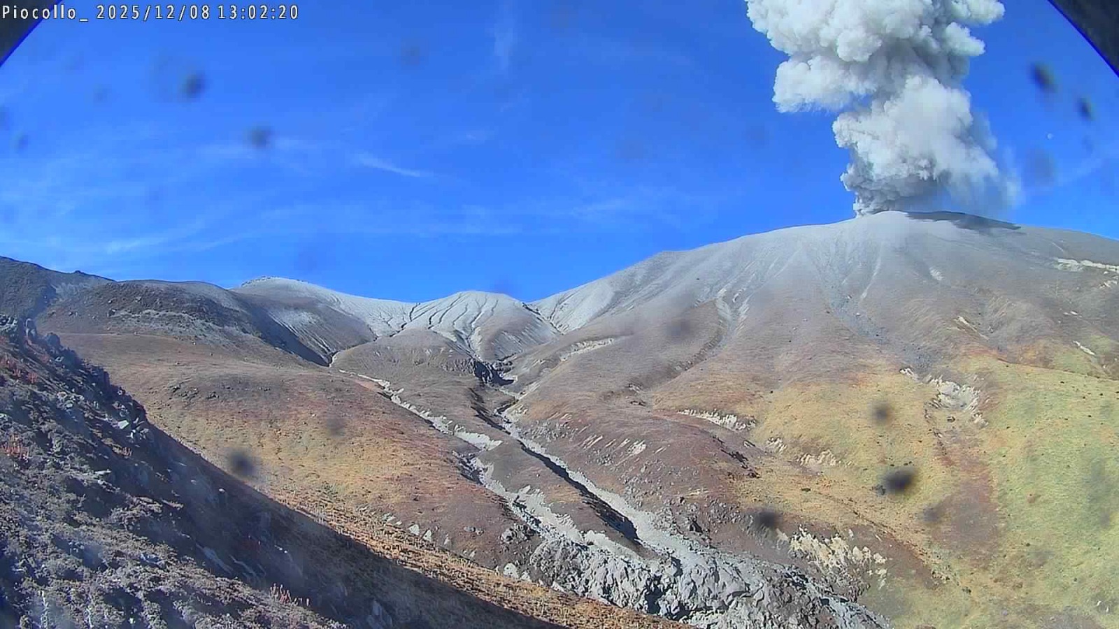 Volcán Puracé continúa en alerta Naranja por sismos y nuevas emisiones de ceniza