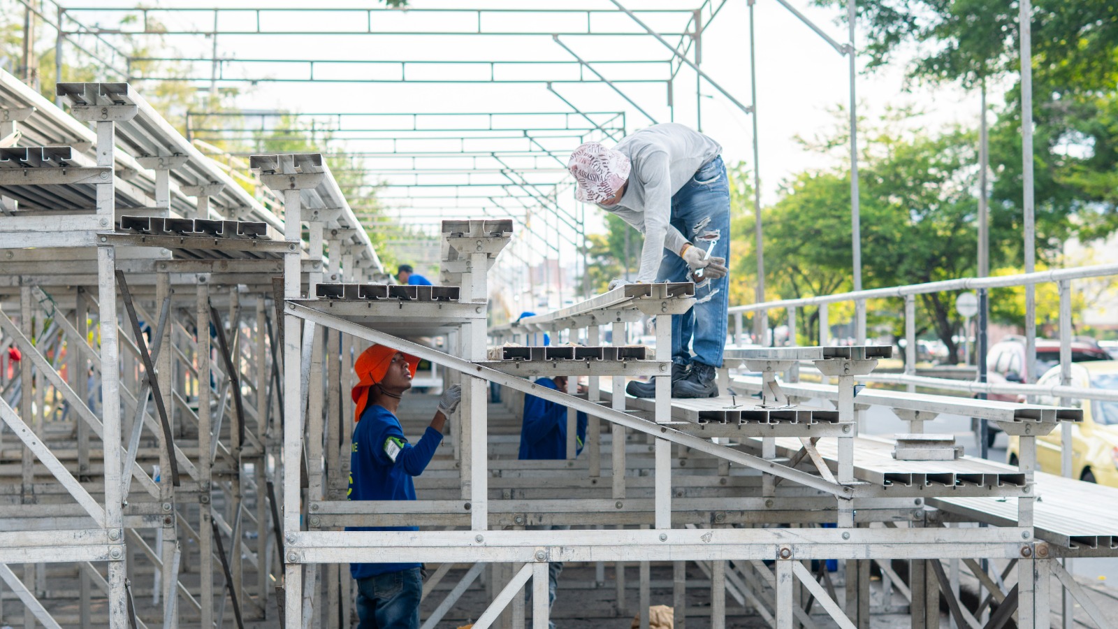 Así avanza en el montaje de graderías para los desfiles de la Feria de Cali 2025