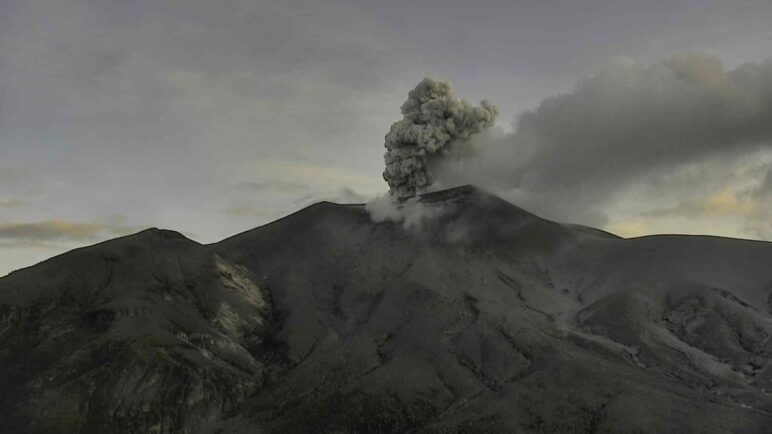 Volcán Puracé mantiene alerta naranja: nuevas emisiones de ceniza
